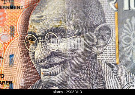 Un portrait du Mahatma Gandhi de l'avers de dix 10 roupies indiennes INR émis par la Reserve Bank of India, avec le sceau de la Reserve Bank en bas à droite, Banque D'Images