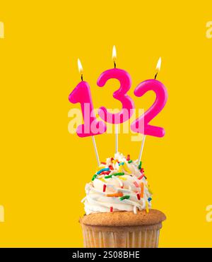 Numéro 132, bougie d'anniversaire rose - Cupcake anniversaire. Banque D'Images