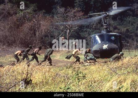 Hélicoptère et soldats américains dans le PELOTON 1996 réalisateur / écrivain OLIVER STONE musique Georges Delerue USA-UK coproduction Cinema '84 / Cinema 86 / Hemdale / Orion Pictures Banque D'Images