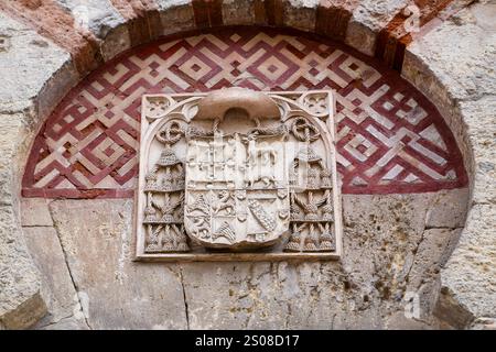 Cordoue, Espagne - 28 octobre 2024 : armoiries sur la façade de la cathédrale de la mosquée Banque D'Images