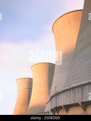 Tours de refroidissement dans la centrale géothermique au coucher du soleil. Larderello, région Toscane, Italie. L'énergie géothermique est une forme d'énergie alternative et durable Banque D'Images