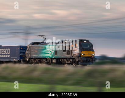 Services ferroviaires directs locomotive de classe 88 tractant un Mossend Euro terminal - Daventry train conteneur transportant des marchandises pour Tesco Supermarket Banque D'Images