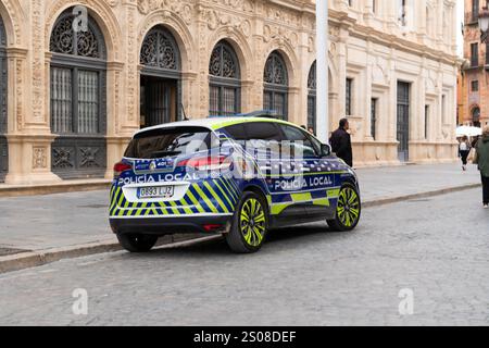 Séville, Espagne - 28 octobre 2024 : voiture de police locale espagnole dans la rue. Banque D'Images