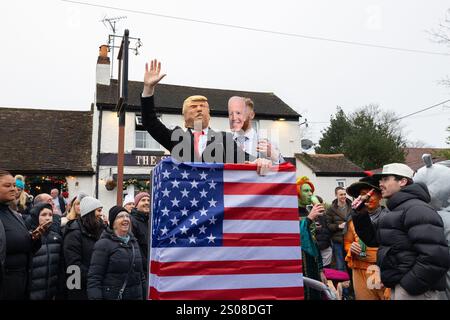 Windlesham, Surrey. Jeudi 26 décembre 2024. Les concurrents habillés en Donald Trump et Joe Biden prennent part à la course annuelle de Windlesham Pram Day. L'événement caritatif qui a commencé en 1967 voit les coureurs compléter un parcours de 3,5 miles à travers le village de Windlesham dans le Surrey. Crédit : Katie Collins/Alamy Live News Banque D'Images