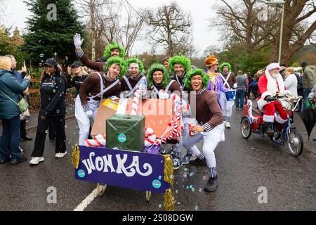 Windlesham, Surrey. Jeudi 26 décembre 2024. Les compétiteurs participent à la course annuelle Boxing Day Windlesham Pram Race en tenue fantaisie. L'événement caritatif qui a commencé en 1967 voit les coureurs compléter un parcours de 3,5 miles à travers le village de Windlesham dans le Surrey. Crédit : Katie Collins/Alamy Live News Banque D'Images