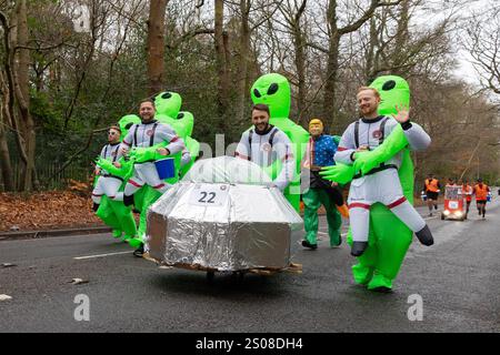 Windlesham, Surrey. Jeudi 26 décembre 2024. Les compétiteurs participent à la course annuelle Boxing Day Windlesham Pram Race en tenue fantaisie. L'événement caritatif qui a commencé en 1967 voit les coureurs compléter un parcours de 3,5 miles à travers le village de Windlesham dans le Surrey. Crédit : Katie Collins/Alamy Live News Banque D'Images