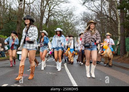 Windlesham, Surrey. Jeudi 26 décembre 2024. Les compétiteurs participent à la course annuelle Boxing Day Windlesham Pram Race en tenue fantaisie. L'événement caritatif qui a commencé en 1967 voit les coureurs compléter un parcours de 3,5 miles à travers le village de Windlesham dans le Surrey. Crédit : Katie Collins/Alamy Live News Banque D'Images