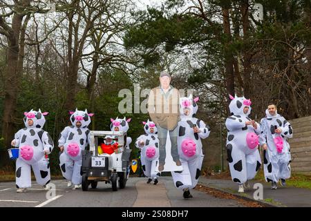 Windlesham, Surrey. Jeudi 26 décembre 2024. Les compétiteurs participent à la course annuelle Boxing Day Windlesham Pram Race en tenue fantaisie. L'événement caritatif qui a commencé en 1967 voit les coureurs compléter un parcours de 3,5 miles à travers le village de Windlesham dans le Surrey. Crédit : Katie Collins/Alamy Live News Banque D'Images