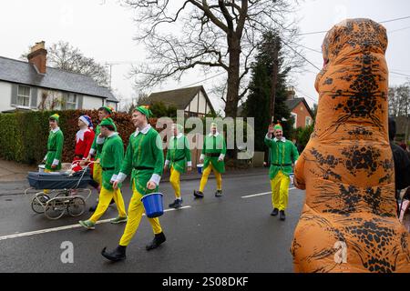 Windlesham, Surrey. Jeudi 26 décembre 2024. Les compétiteurs participent à la course annuelle Boxing Day Windlesham Pram Race en tenue fantaisie. L'événement caritatif qui a commencé en 1967 voit les coureurs compléter un parcours de 3,5 miles à travers le village de Windlesham dans le Surrey. Crédit : Katie Collins/Alamy Live News Banque D'Images