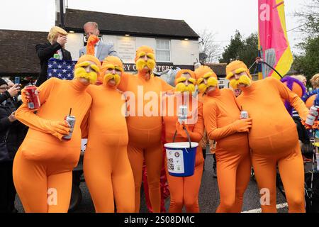 Windlesham, Surrey. Jeudi 26 décembre 2024. Les compétiteurs participent à la course annuelle Boxing Day Windlesham Pram Race en tenue fantaisie. L'événement caritatif qui a commencé en 1967 voit les coureurs compléter un parcours de 3,5 miles à travers le village de Windlesham dans le Surrey. Crédit : Katie Collins/Alamy Live News Banque D'Images