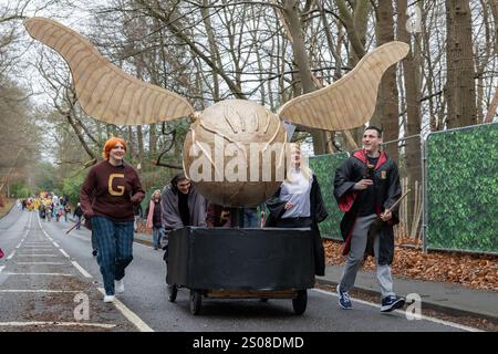 Windlesham, Surrey. Jeudi 26 décembre 2024. Les compétiteurs participent à la course annuelle Boxing Day Windlesham Pram Race en tenue fantaisie. L'événement caritatif qui a commencé en 1967 voit les coureurs compléter un parcours de 3,5 miles à travers le village de Windlesham dans le Surrey. Crédit : Katie Collins/Alamy Live News Banque D'Images