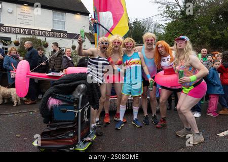 Windlesham, Surrey. Jeudi 26 décembre 2024. Les concurrents habillés en Barbies participent à la course annuelle de Windlesham Pram Day. L'événement caritatif qui a commencé en 1967 voit les coureurs compléter un parcours de 3,5 miles à travers le village de Windlesham dans le Surrey. Crédit : Katie Collins/Alamy Live News Banque D'Images