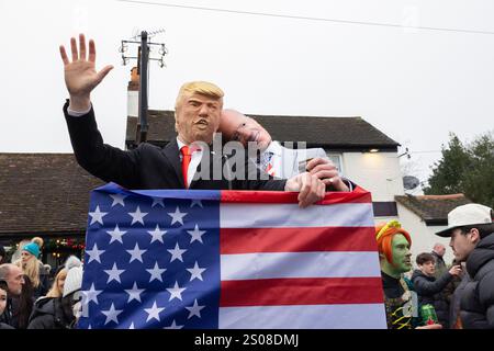 Windlesham, Surrey. Jeudi 26 décembre 2024. Les concurrents habillés en Donald Trump et Joe Biden prennent part à la course annuelle de Windlesham Pram Day. L'événement caritatif qui a commencé en 1967 voit les coureurs compléter un parcours de 3,5 miles à travers le village de Windlesham dans le Surrey. Crédit : Katie Collins/Alamy Live News Banque D'Images