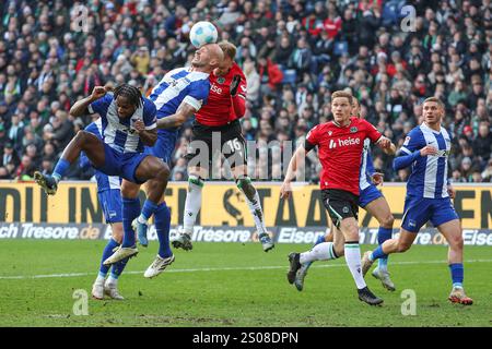 2. Bundesliga - Hannover 06 - Hertha BSC Berlin AM 22.12.2024 in der HDI Arena in Hannover Toni Leistner (Hertha 37) im Kopfballduell mit Havard Nielsen (Hannover 16) Foto : osnapix DFL et DFB réglementations interdisent toute utilisation de photographies comme séquences d'images et/ou quasi-vidéo Banque D'Images