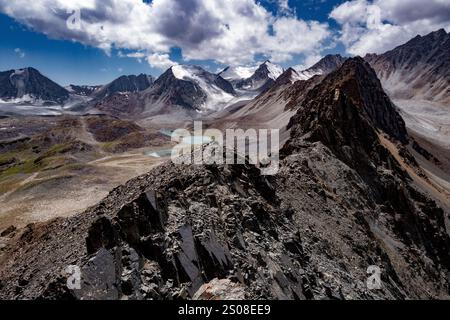 La vue panoramique depuis le col de Sarry Mogol dans le sud-est du Kirghizistan - le point culminant de la traverse de boucle d'Alay. Banque D'Images