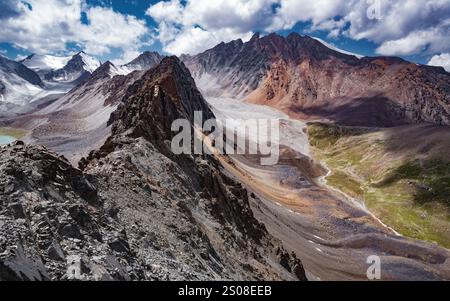 La vue panoramique depuis le col de Sarry Mogol dans le sud-est du Kirghizistan - le point culminant de la traverse de boucle d'Alay. Banque D'Images