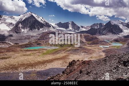 La vue panoramique depuis le col de Sarry Mogol dans le sud-est du Kirghizistan - le point culminant de la traverse de boucle d'Alay. Banque D'Images