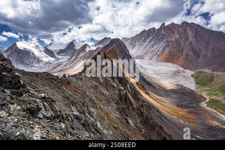 La vue panoramique depuis le col de Sarry Mogol dans le sud-est du Kirghizistan - le point culminant de la traverse de boucle d'Alay. Banque D'Images