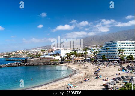Une vue sur la plage de Playa de la Pinta, Costa Adeja, Tenerife. L'île est populaire auprès des touristes, en raison de ses températures toute l'année Banque D'Images