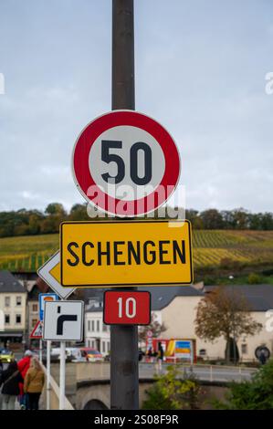 Entrée dans un petit village viticole au Luxembourg sur la Moselle, frontière comprend tripoint frontières de l'Allemagne, de la France, du Luxembourg, lieu de signature de Sche Banque D'Images