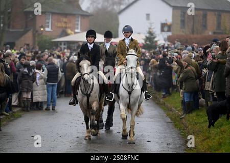 Essex avec Farmers et Union Hunt des centaines de personnes assistent à l'Essex avec Farmers et Union Hunt pour sa balade annuelle du lendemain de Noël au Chequers Pub dans le village rural de Matching Green UK dans l'Essex. L'Essex Hunt se réunit régulièrement à Matching Green depuis le début du XIXe siècle, bien que depuis la loi de 2004 sur la chasse, il n'ait pas été autorisé à utiliser des chiens pour chasser et tuer des renards. Green Essex UK Copyright : xMartinxDaltonx Essex Hunt261224 MD 220 Banque D'Images