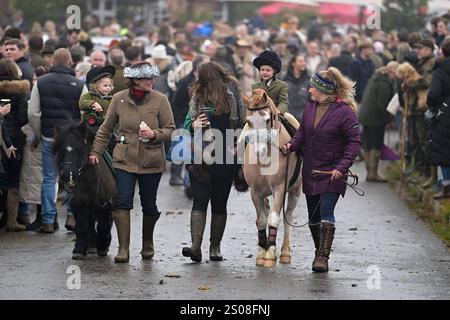 Essex avec Farmers et Union Hunt des centaines de personnes assistent à l'Essex avec Farmers et Union Hunt pour sa balade annuelle du lendemain de Noël au Chequers Pub dans le village rural de Matching Green UK dans l'Essex. L'Essex Hunt se réunit régulièrement à Matching Green depuis le début du XIXe siècle, bien que depuis la loi de 2004 sur la chasse, il n'ait pas été autorisé à utiliser des chiens pour chasser et tuer des renards. Green Essex UK Copyright : xMartinxDaltonx Essex Hunt261224 MD 253 Banque D'Images