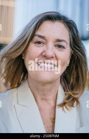 Portrait de femme mature souriante à l'extérieur. Verticl Banque D'Images