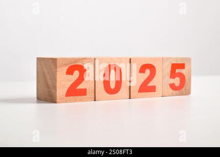 Gros plan de 2025 blocs en bois sur Une table. Début du nouvel an 2025. Début et début de la nouvelle année 2025 Banque D'Images