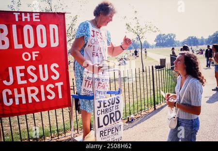 Une femme prédicatrice chrétienne, Speakers’ Corner à Hyde Park, Londres. Bien que la plupart des discussions se concentrent sur la religion et la politique, les gens peuvent parler sur n'importe quel sujet. Les conférenciers participent souvent à des débats houleux avec d'autres conférenciers ou des membres de l'auditoire. Speakers' Corner, Hyde Park, Londres, Royaume-Uni. 18 août 1996 Banque D'Images