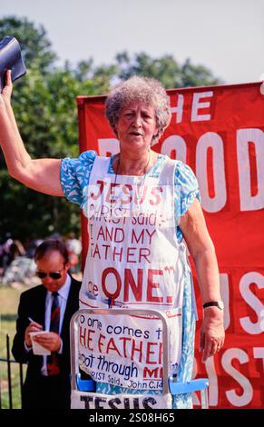 Une femme prédicatrice chrétienne, Speakers’ Corner à Hyde Park, Londres. Bien que la plupart des discussions se concentrent sur la religion et la politique, les gens peuvent parler sur n'importe quel sujet. Les conférenciers participent souvent à des débats houleux avec d'autres conférenciers ou des membres de l'auditoire. Speakers' Corner, Hyde Park, Londres, Royaume-Uni. 18 août 1996 Banque D'Images