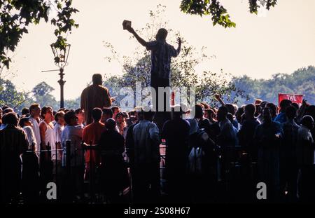 Un prédicateur chrétien, Speakers' Corner, Speakers' Corner à Hyde Park, Londres. Bien que la plupart des discussions se concentrent sur la religion et la politique, les gens peuvent parler sur n'importe quel sujet. Les conférenciers participent souvent à des débats houleux avec d'autres conférenciers ou des membres de l'auditoire. Speakers' Corner, Hyde Park, Londres, Royaume-Uni. 18 août 1996 Banque D'Images