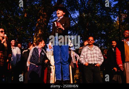 Un jeune garçon prédicateur chrétien portant un chapeau de cow-boy au Speakers’ Corner à Hyde Park, Londres. Bien que la plupart des discussions se concentrent sur la religion et la politique, les gens peuvent parler sur n'importe quel sujet. Les conférenciers participent souvent à des débats houleux avec d'autres conférenciers ou des membres de l'auditoire. Speakers' Corner, Hyde Park, Londres, Royaume-Uni. 8 octobre 1996 Banque D'Images