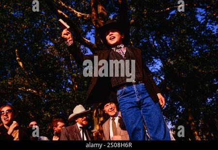 Un jeune garçon prédicateur chrétien portant un chapeau de cow-boy au Speakers’ Corner à Hyde Park, Londres. Bien que la plupart des discussions se concentrent sur la religion et la politique, les gens peuvent parler sur n'importe quel sujet. Les conférenciers participent souvent à des débats houleux avec d'autres conférenciers ou des membres de l'auditoire. Speakers' Corner, Hyde Park, Londres, Royaume-Uni. 8 octobre 1996 Banque D'Images