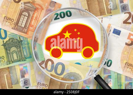 Billets de banque chinois EV et euros. Guerre commerciale entre l'UE et la Chine . Vue à travers la loupe Banque D'Images