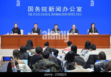 (241226) -- BEIJING, Dec. 26, 2024 (Xinhua) -- cette photo prise le Dec. 26, 2024 montre une conférence de presse sur les résultats du cinquième recensement économique national organisé par le Bureau d'information du Conseil d'Etat à Beijing, capitale de la Chine. La Chine a publié jeudi les résultats de son cinquième recensement économique national, qui a montré que l'économie du pays a progressé tout en maintenant la stabilité au cours des cinq dernières années. (Xinhua/Cai Yang) Banque D'Images