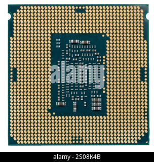 Processeur isolé pour un ordinateur vu du côté inférieur avec des dizaines de petits points de contact et circuits en or. Banque D'Images