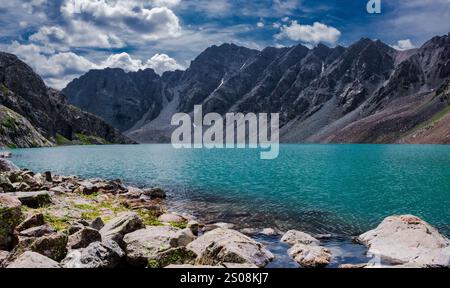 Le lac Ala Kul est une destination de randonnée populaire dans le nord-est du Kirghizistan. C'est un lac naturel et le point culminant de la traverse Ak Suu. Banque D'Images