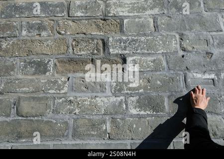 (241226) -- PÉKIN, Dec. 26, 2024 (Xinhua) -- Un visiteur apprend une inscription sur la Tour de tir à l'arc Zhengyangmen à Pékin, capitale de la Chine, Dec. 26, 2024. Datant de la dynastie Ming (1368-1644), la tour de tir à l'arc Zhengyangmen, située le long de l'axe central de Pékin, a rouvert au public jeudi. Située à l'extrémité sud de la place Tian'anmen, la porte Zhengyangmen comprend deux structures : la tour de la porte au nord et la tour du tir à l'arc au sud. La porte met en évidence les pratiques traditionnelles de gestion urbaine de la Chine ancienne. Pendant les dynasties Ming et Qing ( Banque D'Images