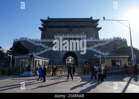 (241226) -- PÉKIN, Dec. 26, 2024 (Xinhua) -- les gens visitent la tour de tir à l'arc Zhengyangmen à Pékin, capitale de la Chine, Dec. 26, 2024. Datant de la dynastie Ming (1368-1644), la tour de tir à l'arc Zhengyangmen, située le long de l'axe central de Pékin, a rouvert au public jeudi. Située à l'extrémité sud de la place Tian'anmen, la porte Zhengyangmen comprend deux structures : la tour de la porte au nord et la tour du tir à l'arc au sud. La porte met en évidence les pratiques traditionnelles de gestion urbaine de la Chine ancienne. Pendant les dynasties Ming et Qing (1368-1911), les Zhengyangmen Banque D'Images