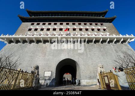 (241226) -- PÉKIN, Dec. 26, 2024 (Xinhua) -- Un visiteur prend des photos de la tour de tir à l'arc Zhengyangmen à Pékin, capitale de la Chine, Dec. 26, 2024. Datant de la dynastie Ming (1368-1644), la tour de tir à l'arc Zhengyangmen, située le long de l'axe central de Pékin, a rouvert au public jeudi. Située à l'extrémité sud de la place Tian'anmen, la porte Zhengyangmen comprend deux structures : la tour de la porte au nord et la tour du tir à l'arc au sud. La porte met en évidence les pratiques traditionnelles de gestion urbaine de la Chine ancienne. Pendant les dynasties Ming et Qing (1368-1911), le Banque D'Images