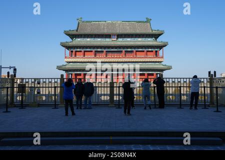 (241226) -- PÉKIN, Dec. 26, 2024 (Xinhua) -- les gens prennent des photos de la porte Zhengyangmen depuis la tour de tir à l'arc Zhengyangmen à Pékin, capitale de la Chine, Dec. 26, 2024. Datant de la dynastie Ming (1368-1644), la tour de tir à l'arc Zhengyangmen, située le long de l'axe central de Pékin, a rouvert au public jeudi. Située à l'extrémité sud de la place Tian'anmen, la porte Zhengyangmen comprend deux structures : la tour de la porte au nord et la tour du tir à l'arc au sud. La porte met en évidence les pratiques traditionnelles de gestion urbaine de la Chine ancienne. Pendant les dynes Ming et Qing Banque D'Images