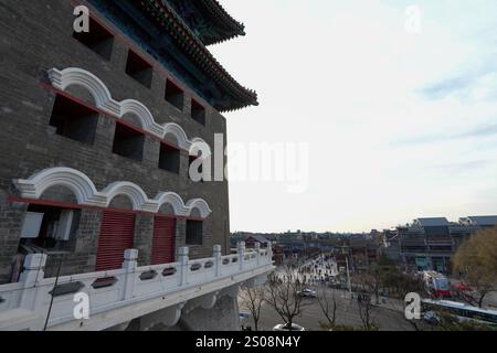 (241226) -- PÉKIN, Dec. 26, 2024 (Xinhua) -- cette photo prise le Dec. 26, 2024 montre la Tour de tir à l'arc Zhengyangmen et la rue Qianmen à Pékin, capitale de la Chine. Datant de la dynastie Ming (1368-1644), la tour de tir à l'arc Zhengyangmen, située le long de l'axe central de Pékin, a rouvert au public jeudi. Située à l'extrémité sud de la place Tian'anmen, la porte Zhengyangmen comprend deux structures : la tour de la porte au nord et la tour du tir à l'arc au sud. La porte met en évidence les pratiques traditionnelles de gestion urbaine de la Chine ancienne. Pendant le Ming et le Qing Dyna Banque D'Images