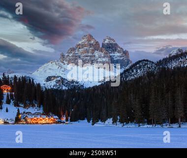 Beau lac alpin d'hiver gelé jusqu'à Misurina AURONZO di Cadore (Italie) Banque D'Images