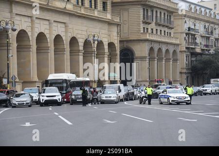 Bakou, Azerbaïdjan. 26 décembre 2024. Les gens observent une minute de silence pour les victimes du tragique accident d'un avion Embraer 190 à Bakou, Azerbaïdjan, le 26 décembre 2024. L'Azerbaïdjan a déclaré jeudi jour de deuil national pour les victimes de l'accident tragique d'un avion Embraer 190 opérant sur un vol Bakou-Grozny. Crédit : Humbet Mammadov/Xinhua/Alamy Live News Banque D'Images