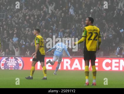 Josh Eccles de Coventry City (au centre) célèbre après avoir marqué son deuxième but du match lors du Sky Bet Championship match à la Coventry Building Society Arena, Coventry. Date de la photo : jeudi 26 décembre 2024. Banque D'Images