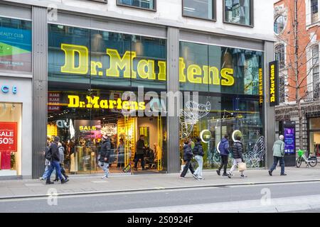 Londres, Royaume-Uni. 26 décembre 2024. Les amateurs de shopping le lendemain de Noël sur Oxford Street. Crédit : Marcin Rogozinski/Alamy Live News Banque D'Images