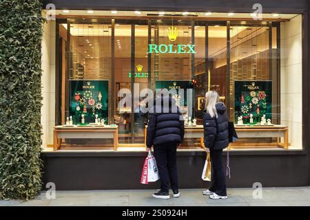 Acheteurs devant le magasin Rolex sur Oxford Street, Londres Angleterre Royaume-Uni Banque D'Images