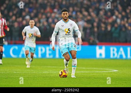 Sheffield, Royaume-Uni. 26 décembre 2024. Le milieu de terrain du Burnley FC Josh Laurent (29) sur le ballon lors du match Sheffield United FC vs Burnley FC Skybet EFL Championship à Bramall Lane, Sheffield, Angleterre, Royaume-Uni le 26 décembre 2024 Credit : Every second Media/Alamy Live News Banque D'Images