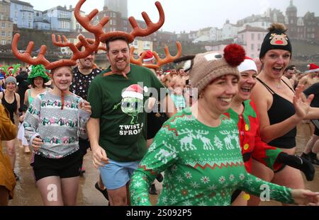 26 décembre 2024, Cromer, Angleterre, Royaume-Uni : participants à divers sprint habillés de fantaisie vers la mer au début de la plongée Cromer. Les North Norfolk Beach Runners organisent l'événement annuel qui fait partie de la tradition du Boxing Day à Cromer. Le plongeon où des centaines, certains habillés de fantaisie, courent dans la mer du Nord a commencé en 1985. (Crédit image : © Martin Pope/ZUMA Press Wire) USAGE ÉDITORIAL SEULEMENT! Non destiné à UN USAGE commercial ! Banque D'Images