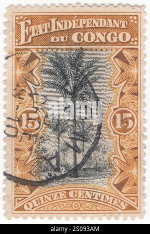 CONGO BELGE - 21 novembre 1896 : timbre-poste noir et ocre de 15 centimes représentant des palmiers à huile grimpant. Le beurre de palme ou crème de palme, souvent connu sous le nom de moambe, mwambe ou nyembwe, est un ingrédient fabriqué à partir du péricarpe (et non des graines) des noix de palme, fruit de l'arbre de palmier à huile africain (Elaeis guineensis). Il constitue un ingrédient important dans les ragoûts et les sauces de la cuisine africaine. Dans les régions occidentales de la République démocratique du Congo, mwambi ou mwambe (lingala : mwǎmba) est le nom donné à la sauce à l'huile de palme ou aux arachides Banque D'Images